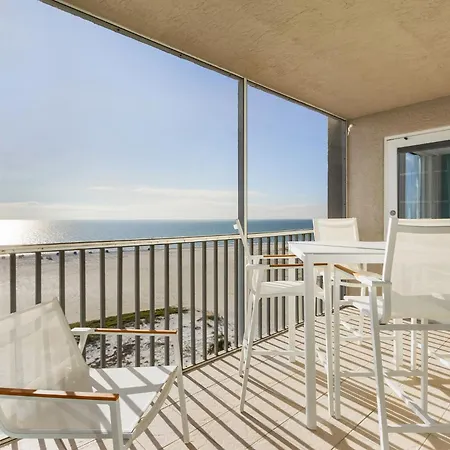 50 Shades Of White: Beachfront, Modern & Spacious!